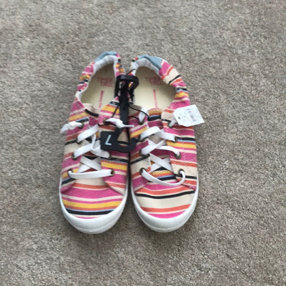 BRAND NEW -Sneakers size 7